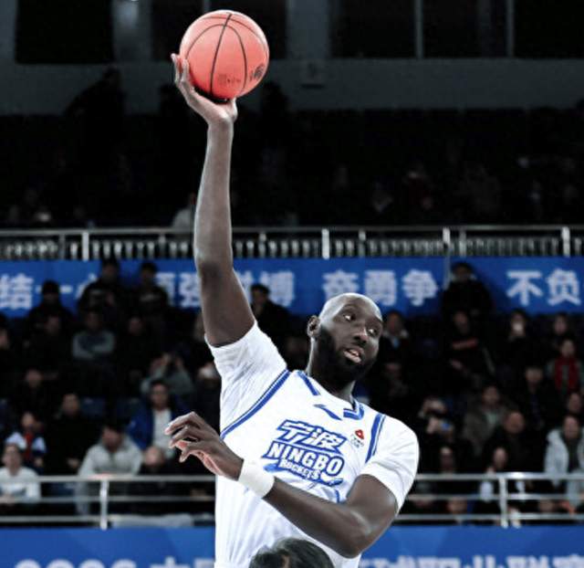 两名CBA旧将重返NBA！76人签下三人
