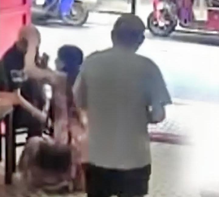 扶老人赔1.9万这对夫妻，当时根本没有其他选择。
老人身体有病，是自己送上门来的