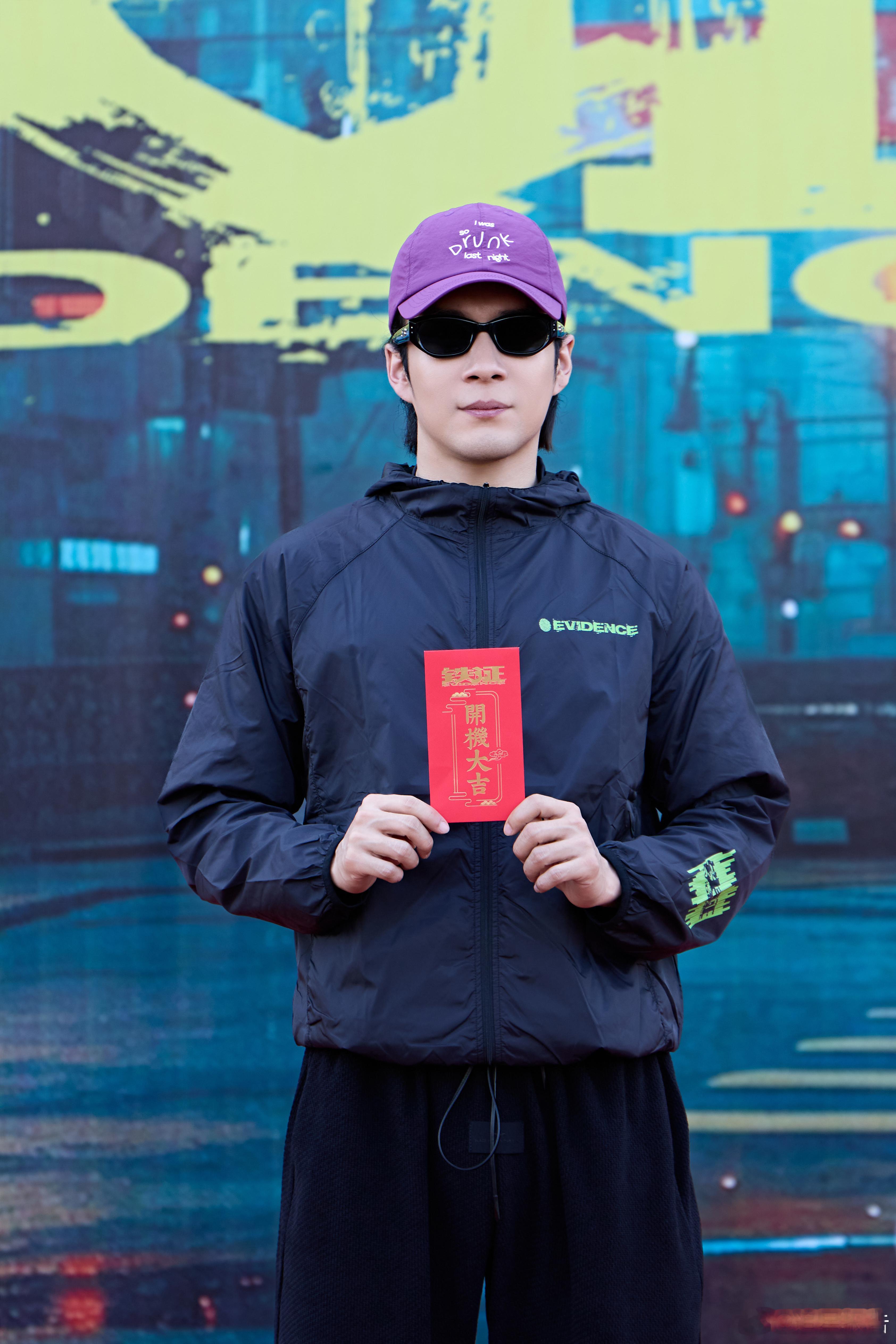 韩东君拍戏蹦极手臂脱臼 连他这种运动员出身的硬汉都扛不住脱臼的冲击力，可想而知当