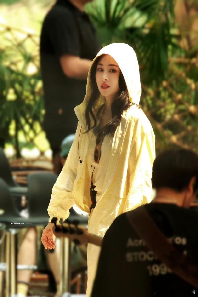 张碧晨养蜂穿搭张碧晨把防晒焊在身上了谁看了不说张碧晨是防晒卷王，养蜂式穿搭面罩帽