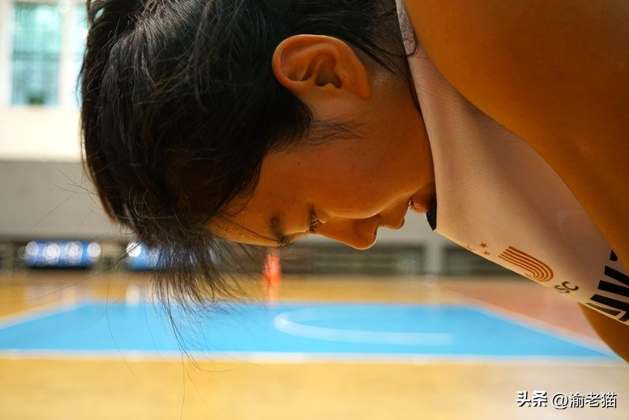 女篮锋线问题凸显，关键球常哑火，对比利时三分16投仅3中，靠内线强攻难破对手防线