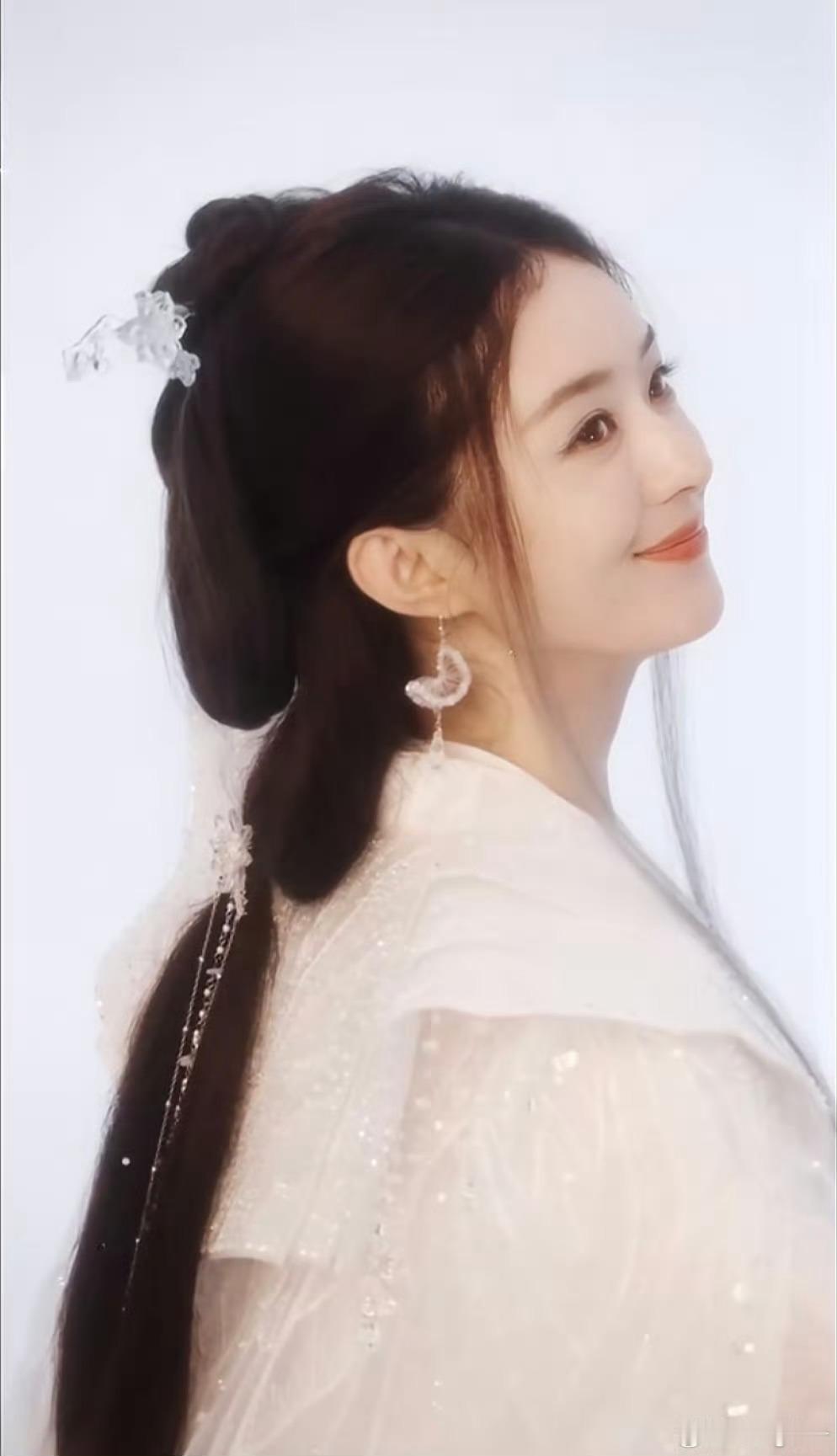 赵丽颖仙君降临具像化赵丽颖逍遥仙君降临 海报中的她宛如仙界降临，气质清冷优雅，每