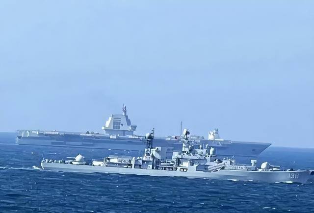 很多人还以为，解放军绕台，只是“例行军演”。错了！真相是，当福建舰南下、登陆驳船