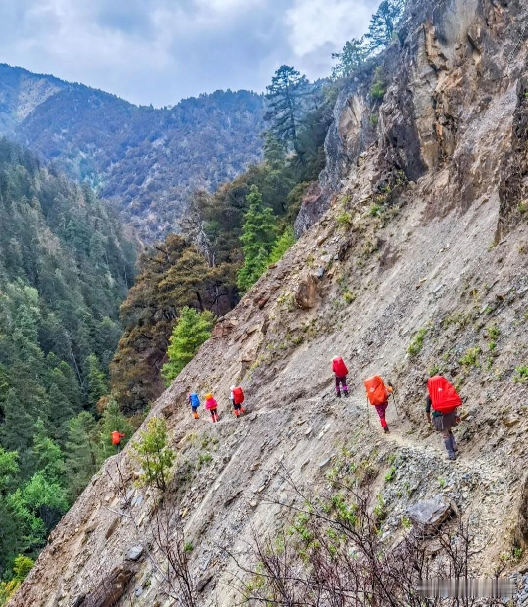 人生的路你怎么走

人生的路，每个人都必须走。选什么样的路，怎么走？大多数时侯是