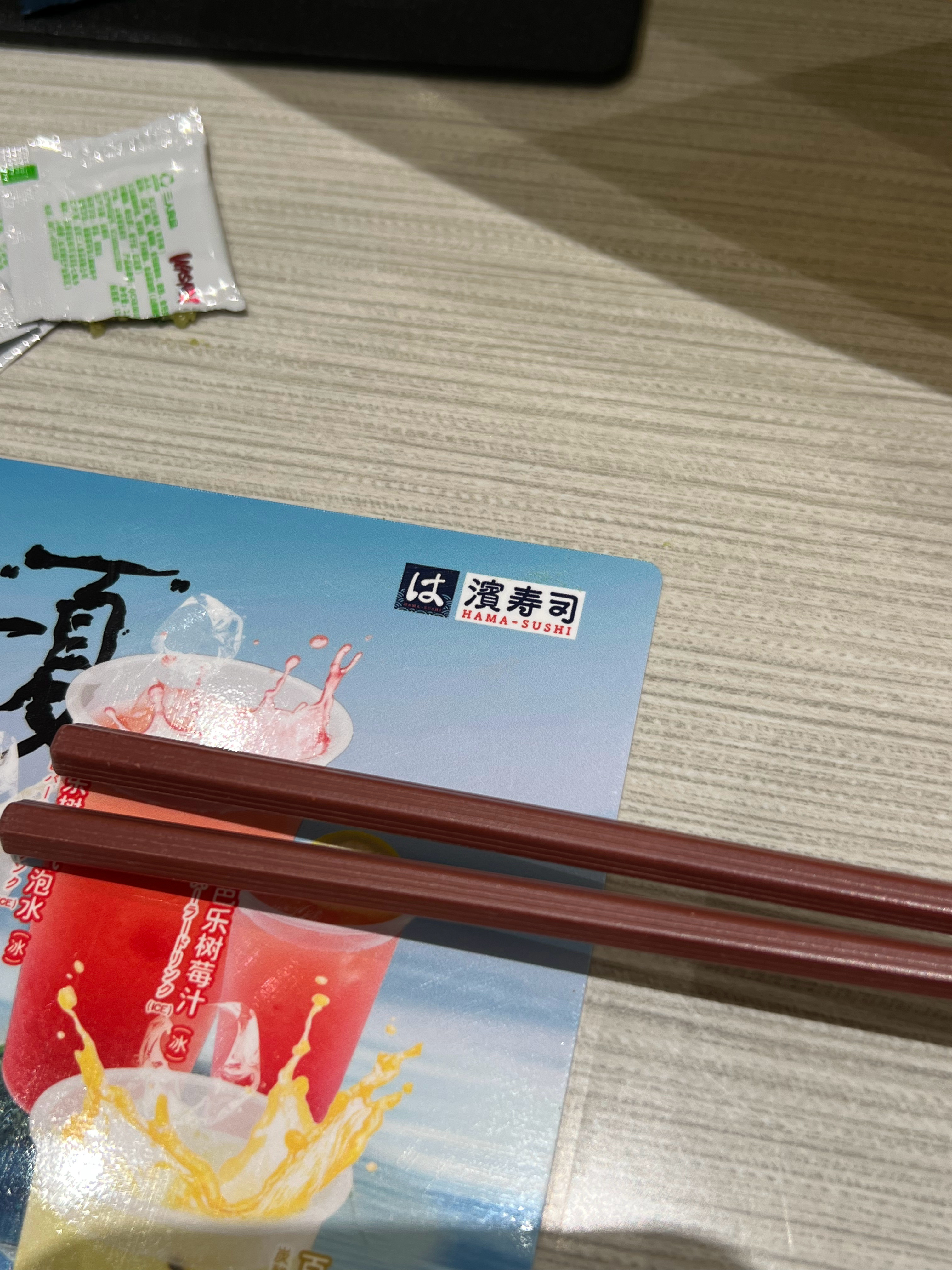 在吃饭他们店里放的歌好难听，居然都跑调[允悲]我跟服务员说，可以把歌换一下嘛？他