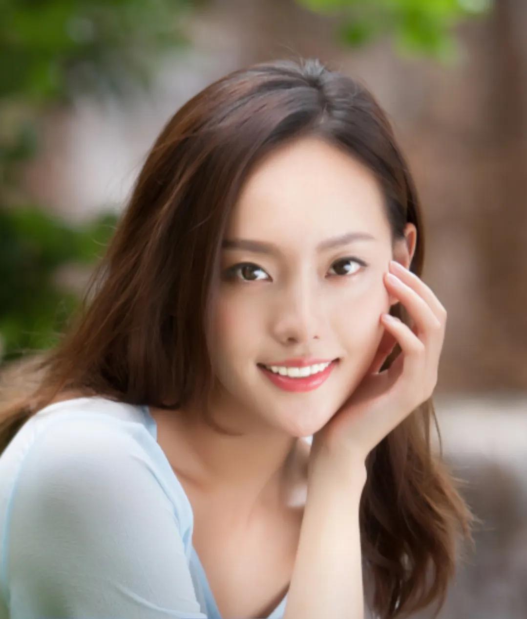 张嘉倪的微博抖音账号则因违反社区规定被禁止关注。这一异常情况疑似受疯马秀风波影响