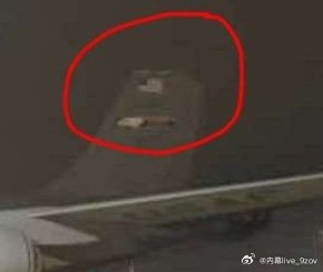 据报道，一架美军KC-135加油机今天在伊拉克上空发生空中相撞事故，照片显示该机