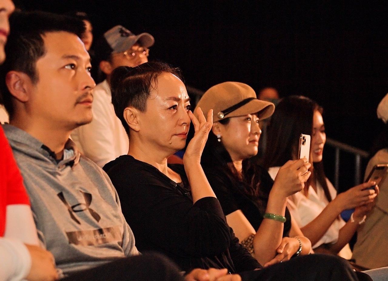 这张合照，我认出了身穿黑衣、柳眉杏眼、正在落泪的宋丹丹与目若朗星、鼻似峻峰的徐白