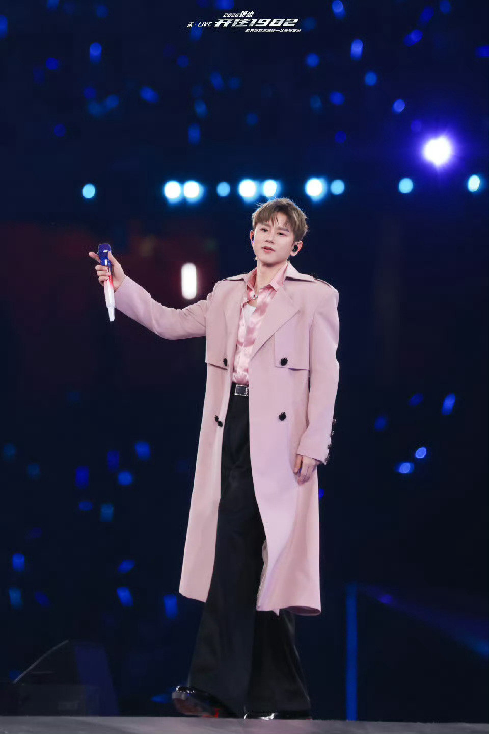 这下真坐上张杰的列车了张杰也太宠粉了吧！直接在鸟巢喊歌迷上车，还安排了 JZ20