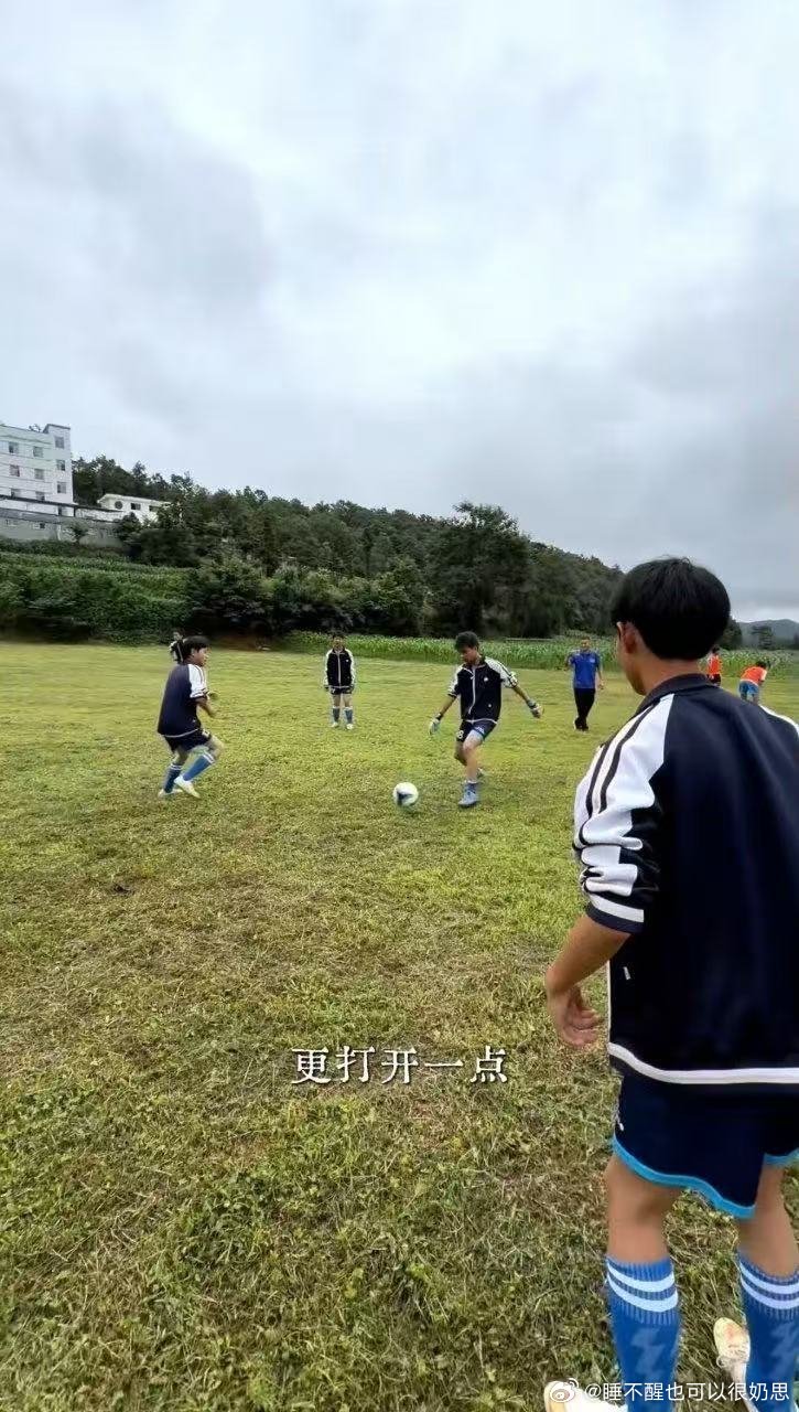 女足赵丽娜对话贵州足球少年外界很难想象这片条件简陋的玉米地球场，能够培养出全县足