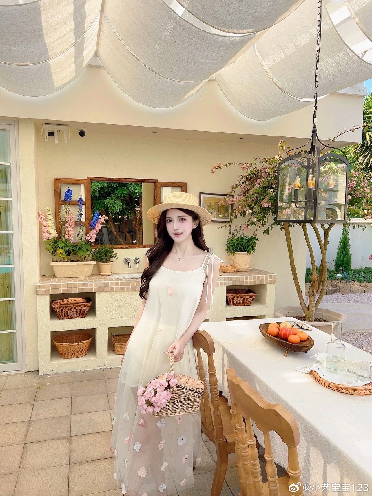 越来越发现，家境好的人比你还卷，有成就的人比你睡得还晚，越有钱的人越努力，自己有