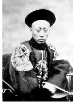 年近50岁的慈禧正在试穿新衣服，忽然听见身后有人说道：”一个老寡妇，妖里妖气的，