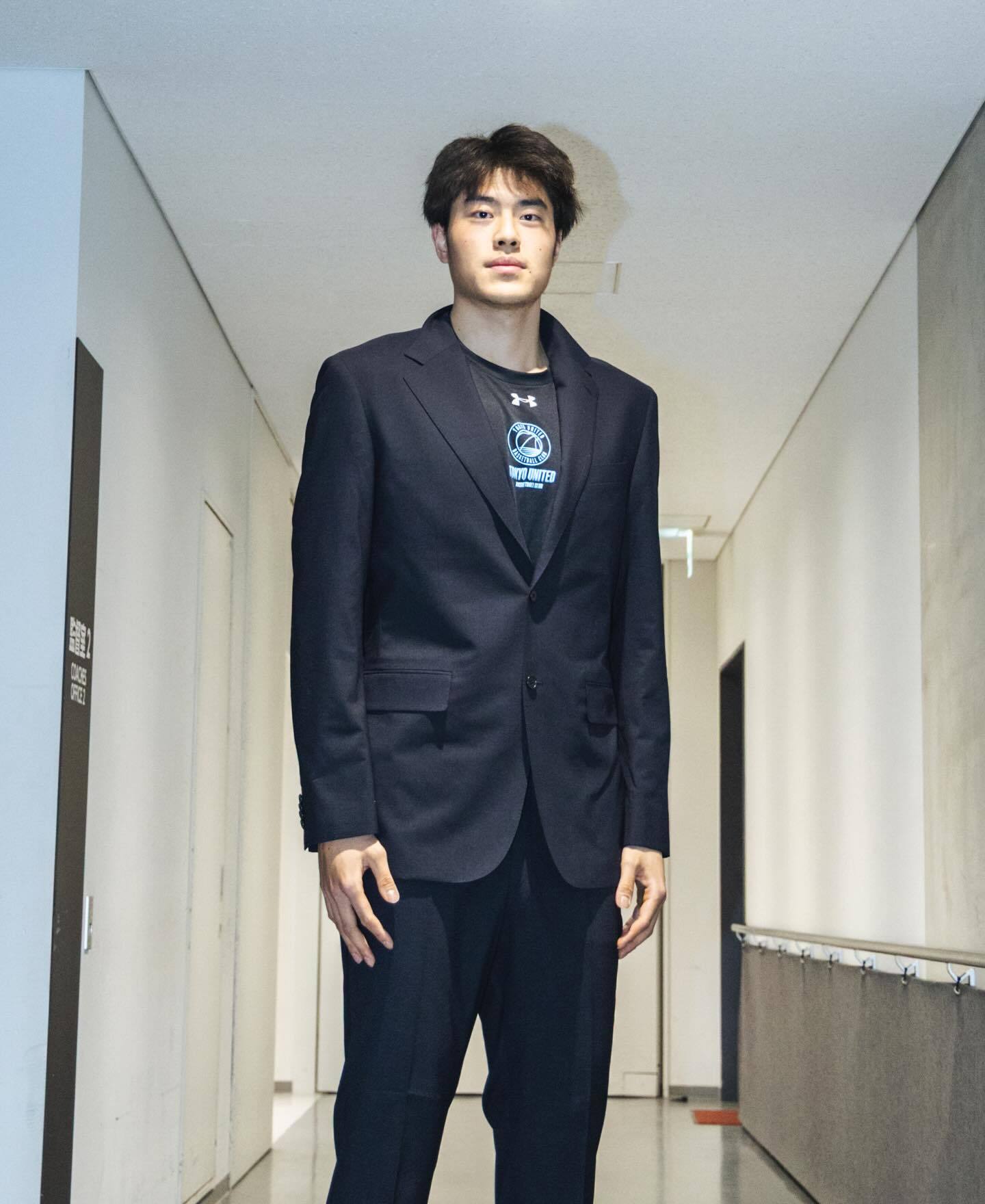 任序航俱乐部赞助商西服上身。辽宁男篮 任序航