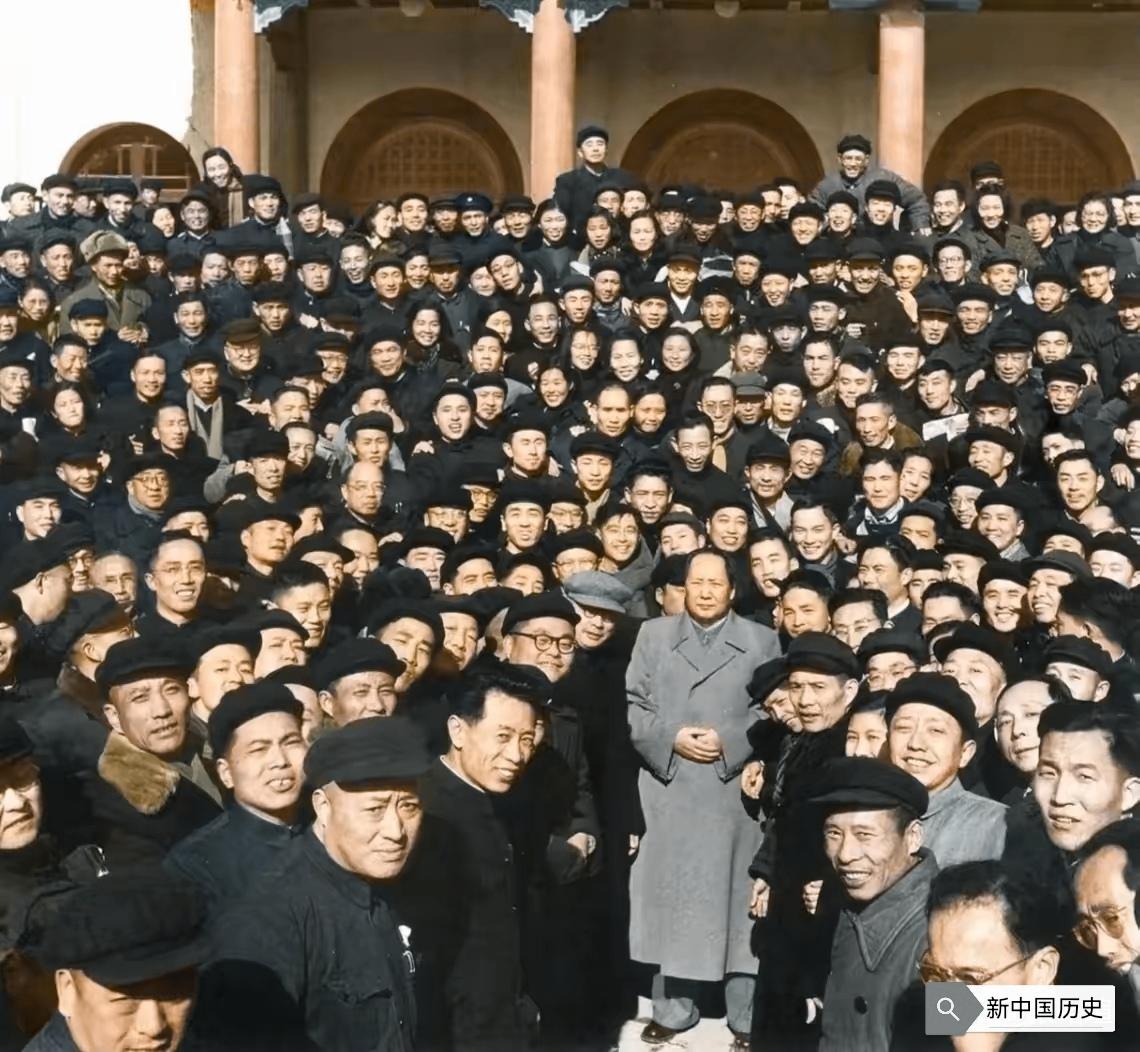 这幅照片十分经典，它真实、生动反映了共和国艰苦创业、发奋图强那段波澜壮阔的光辉历