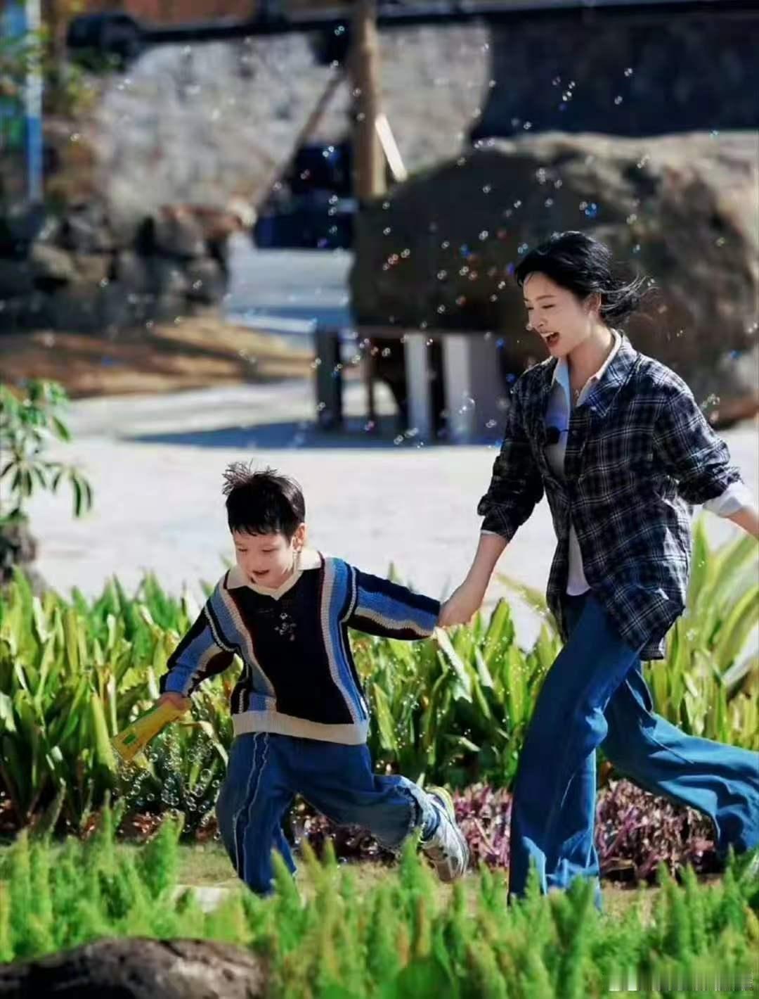 沈月照见无数妈妈被抹去的付出沈月亲身感悟带娃压力，让大众看见妈妈被淡化、被抹去的