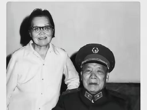 1945年夏末，李达将军已经四十出头还打着光棍，急得党内首长们直替他操心，干脆半