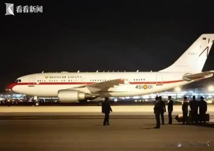 没红地毯，没仪仗队，西班牙首相脸都绿了。当地时间5月3日，西班牙首相桑切斯的专机