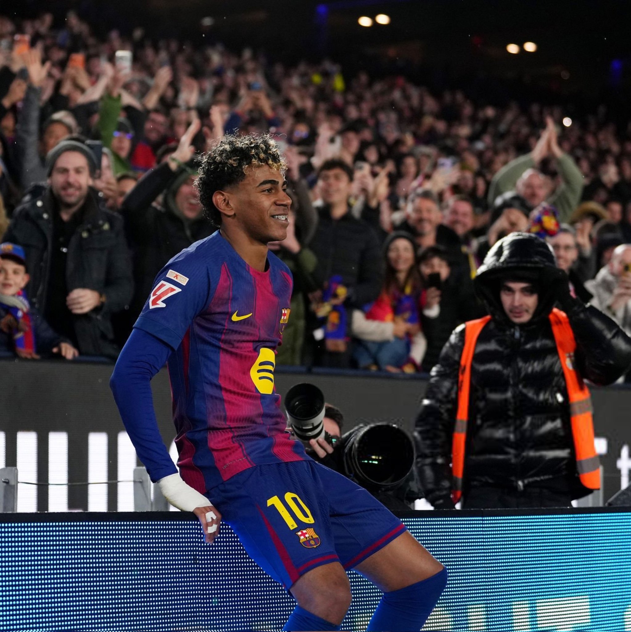 全场比赛结束！！！巴萨3比0战胜奥维耶多，取得新年主场开门红，奥尔莫传射，拉菲尼