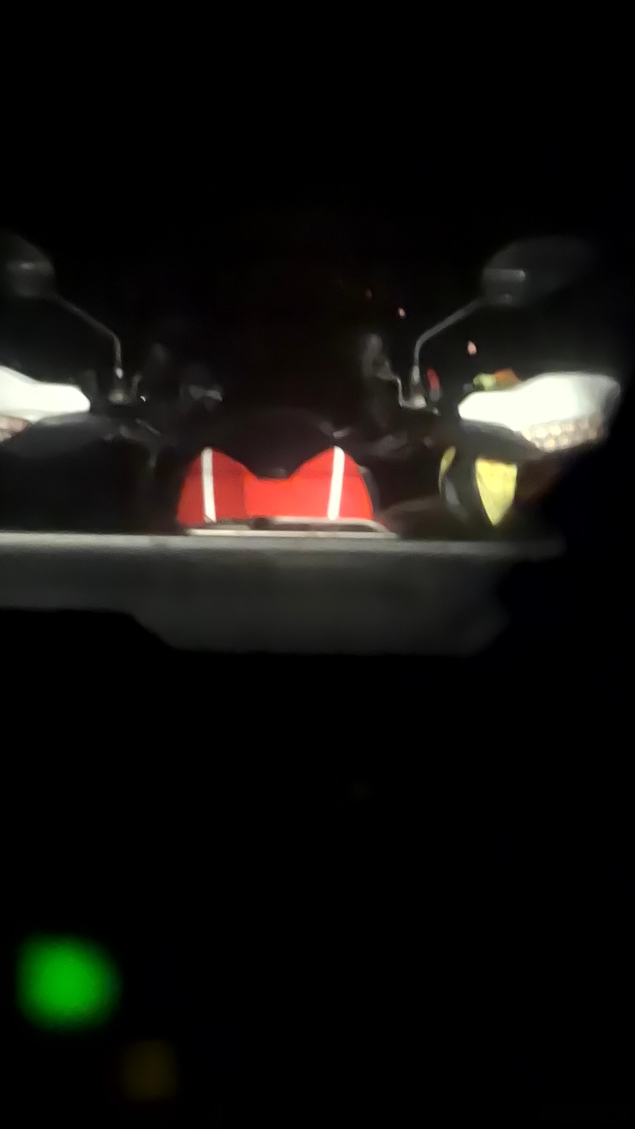 继续昨天救援：我和老王大概 22:00 借到了板车，23:00 到的山里。老王工