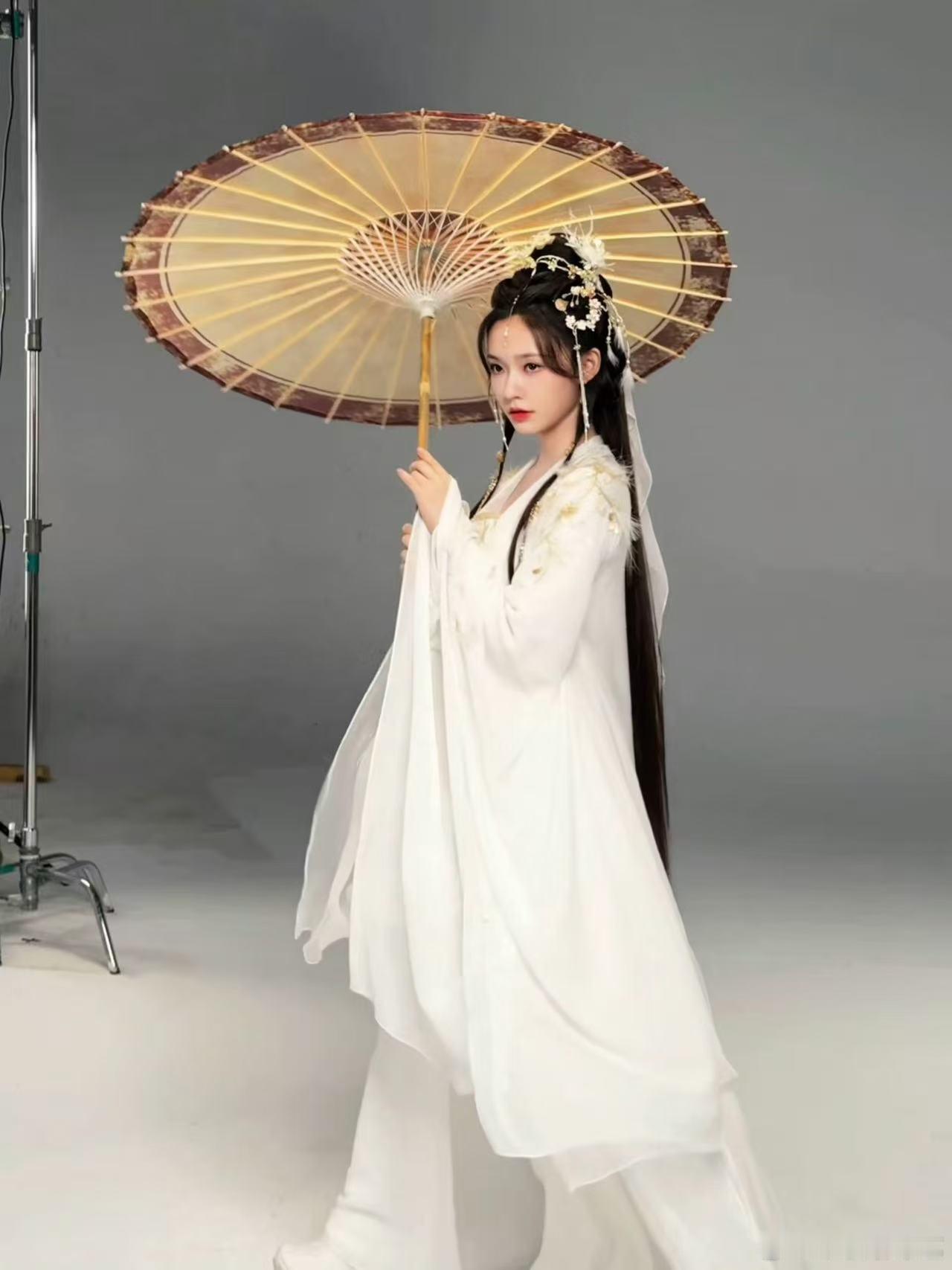 林允持伞神图  《水龙吟》林允持伞神图有了，素白的古装搭配了发髻，真的好温柔好有