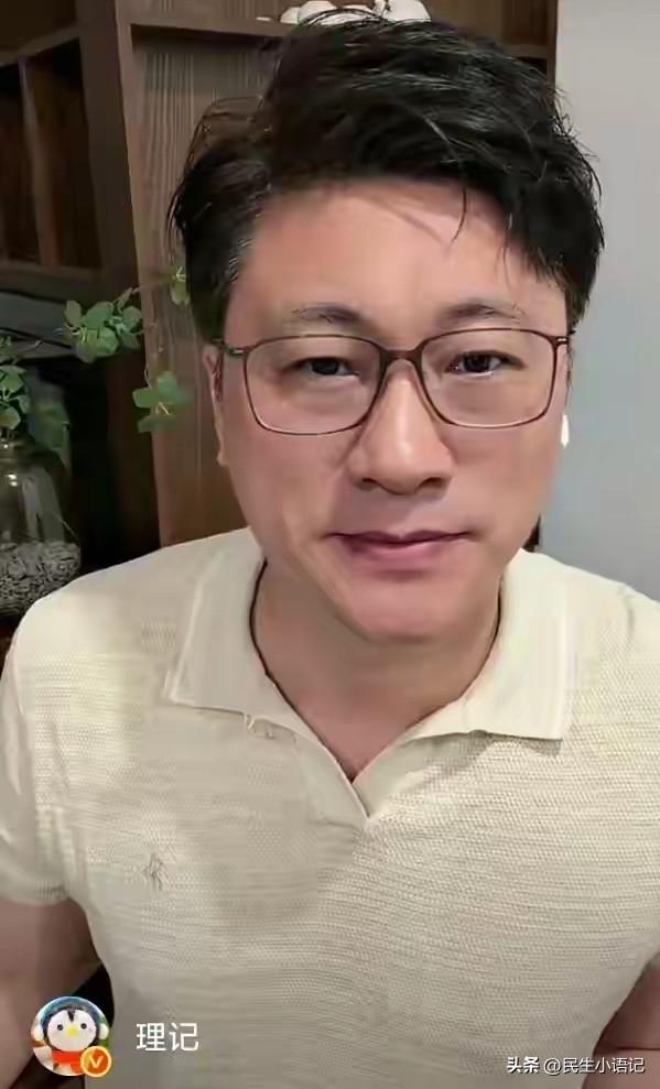 最近张艺兴的舆论风波闹得沸沸扬扬，爆料人理记突然改口，称自己并非主动爆料，而是被