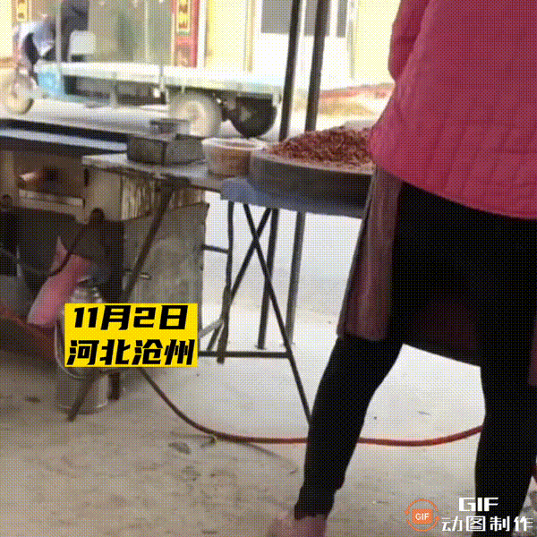 去河北出差，看到一家很接地气的驴肉火烧店，点了两个驴肉火烧一碗驴肉汤，没想到桌上