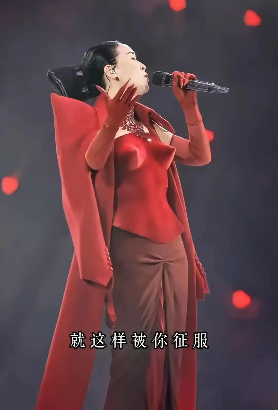 言简意赅回答如下：
第一 .  红色早不流行了，显得很俗气。
第二 .  披风的