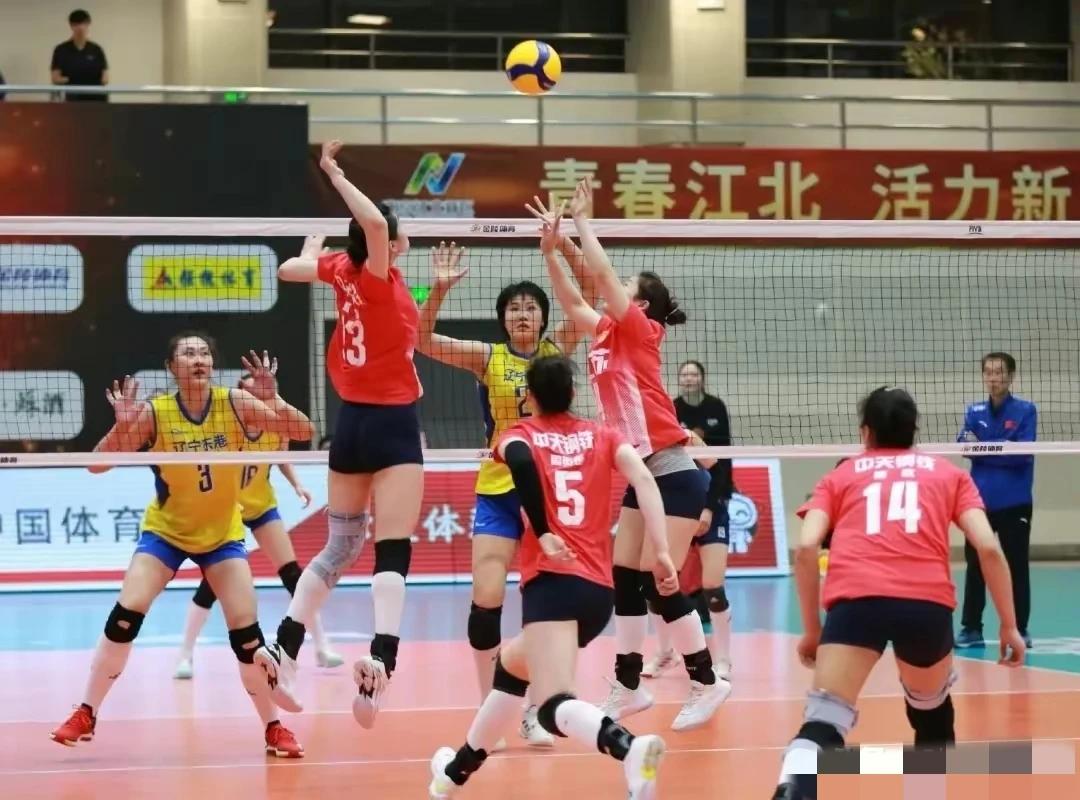 女排冠军赛各队伍名次预测：
冠军：江苏，周页彤进攻强势，吴晗一传稳定，进攻也不错