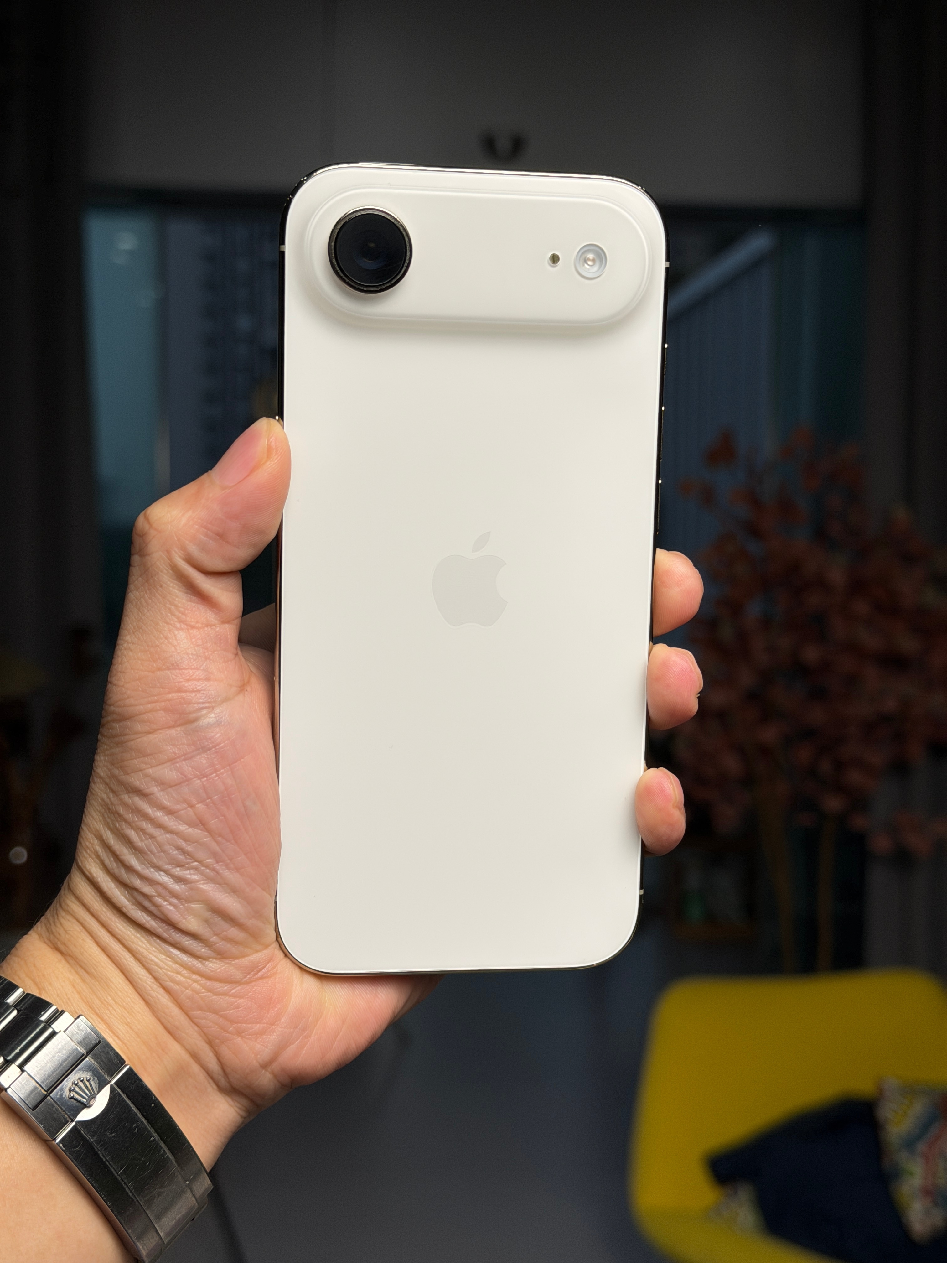 iPhone Air 就是一个可以打电话的iTouch啊！当年iTouch 出来