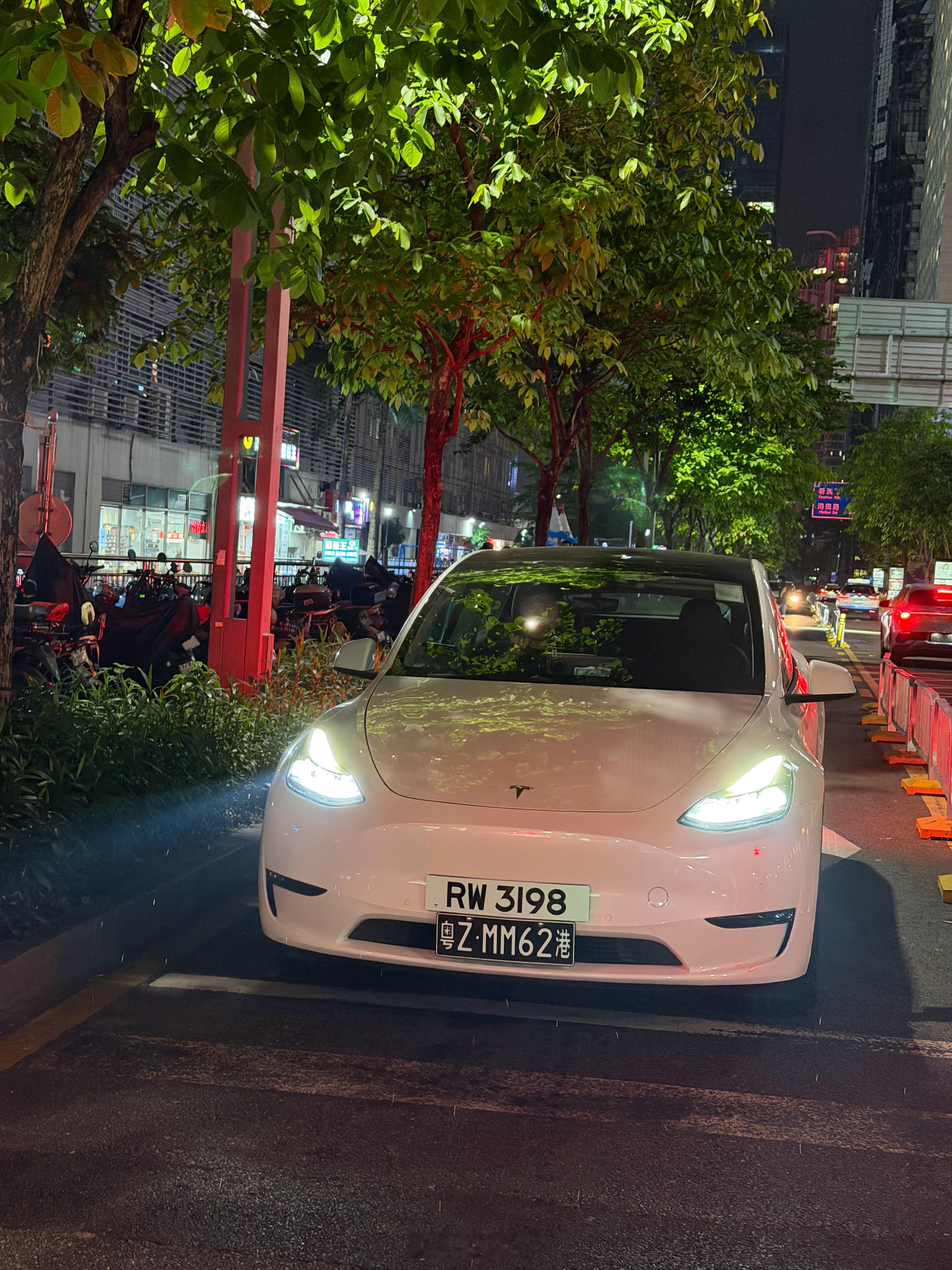 第一次在深圳见右舵特斯拉，白车配白牌，颜值真的高 深圳·卓悦中心东区
