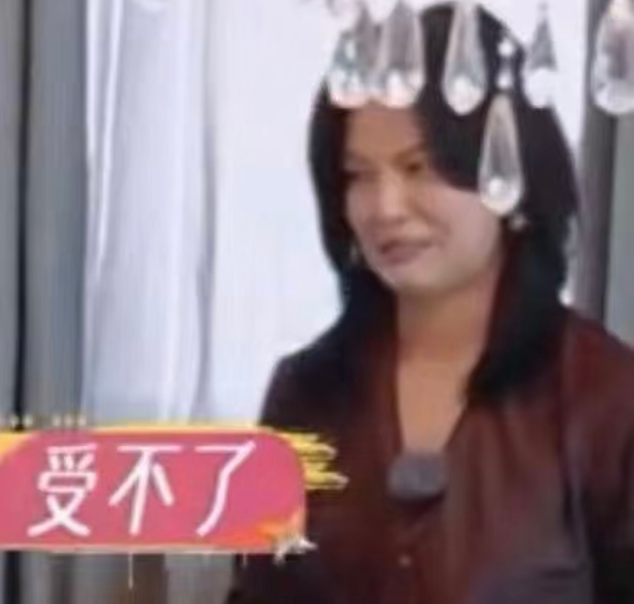 #辛芷蕾水晶灯错位图# 蕾子真不愧是古希腊掌管小节目的神，这个错位太有喜剧效果了