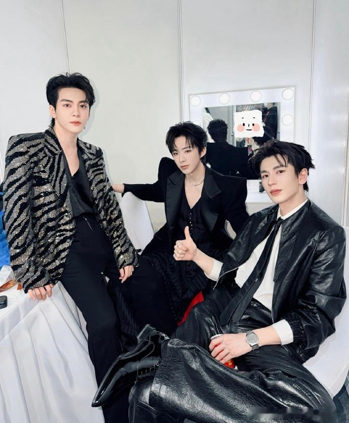 刘宇宁张凌赫曾舜晞合影白鹿刘宇宁 内娱同桌刘宇宁、张凌赫、曾舜晞同框，白鹿和刘宇