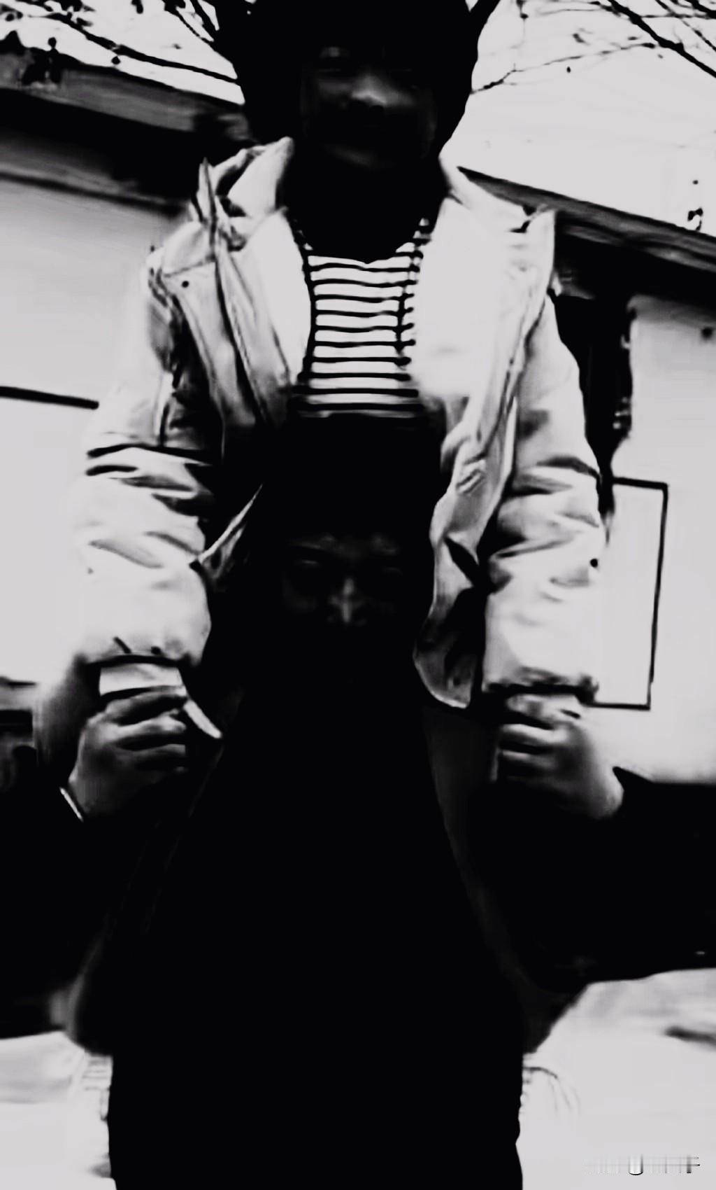 东北方言之（673）骑洋脖：
是指孩子架到大人的脖子上面坐着，骑在脖颈上面。
大