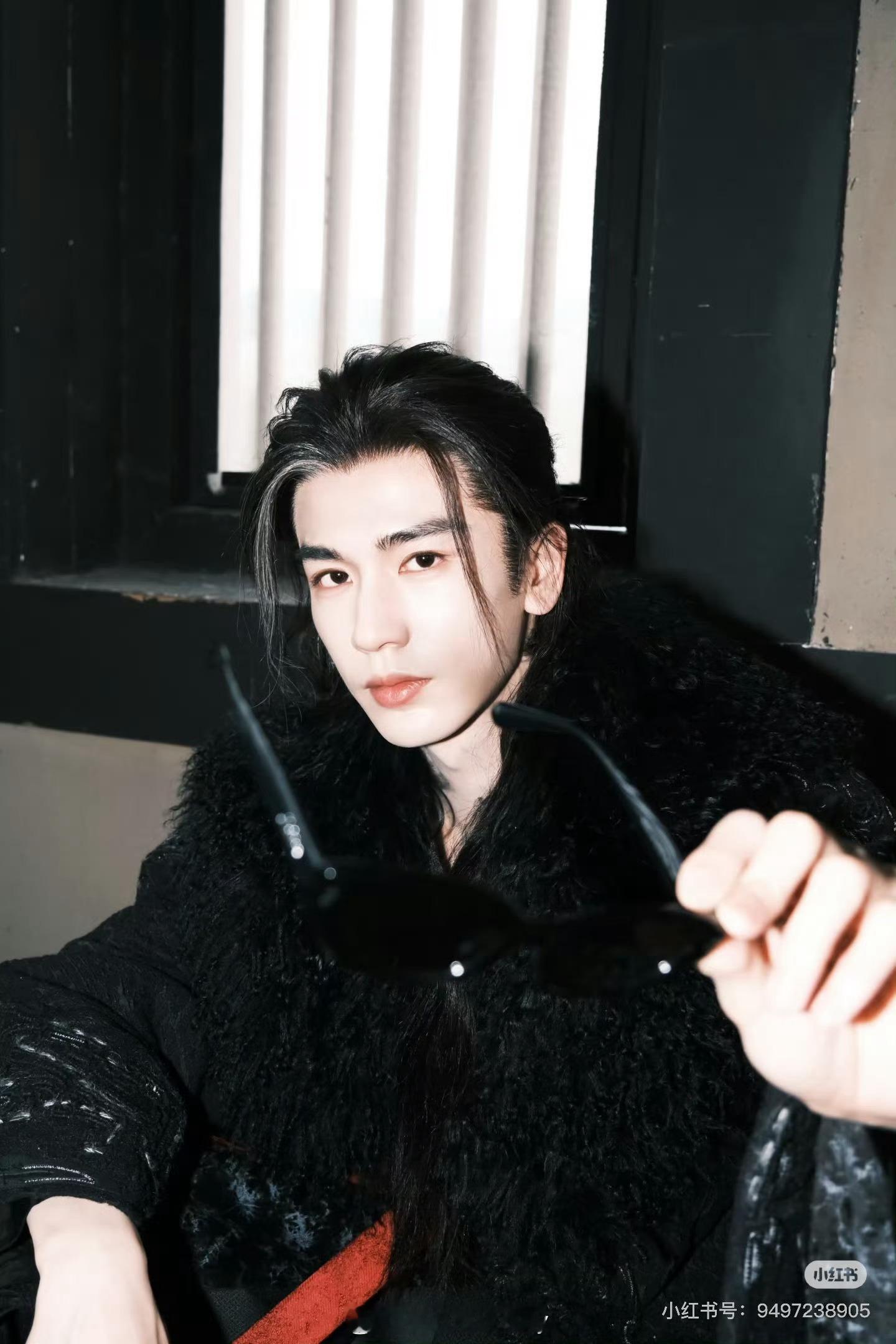 张凌赫古装墨镜照片来辣🕶️ 