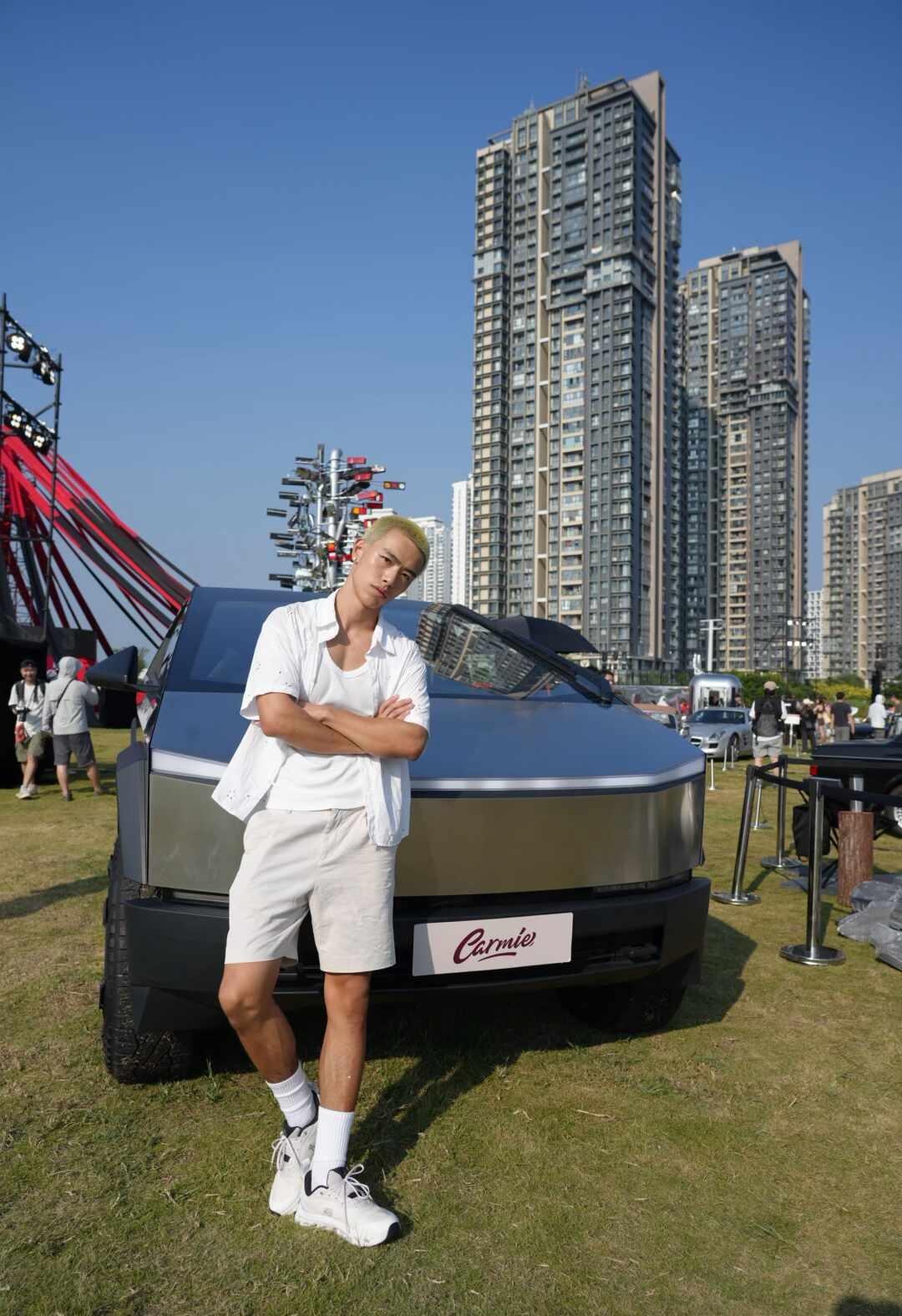 GrokBot用户在海口遇到Cybertruck，很惊喜
今天直接冲到海口天空之