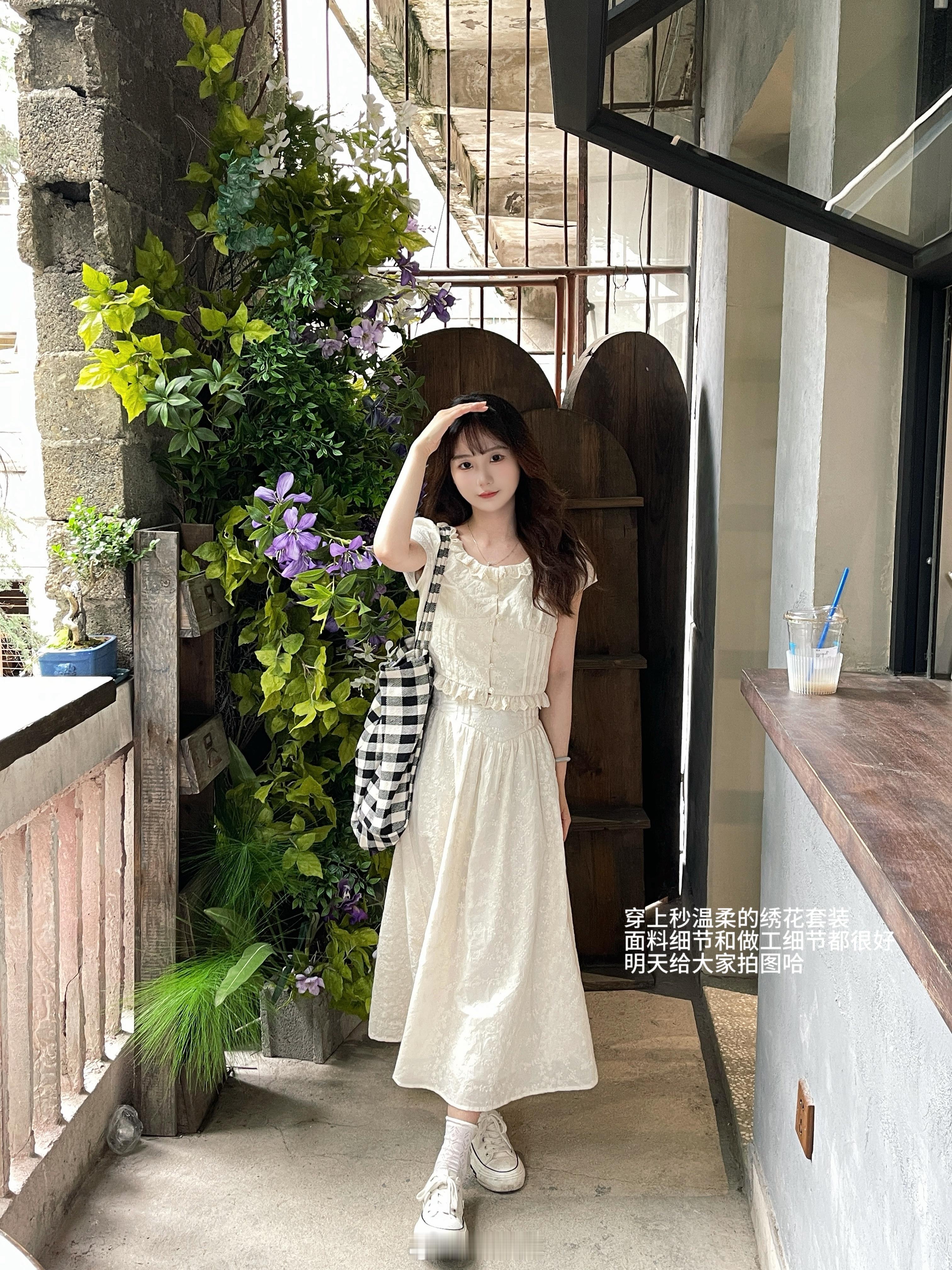 🧁🐋📓本周预告：4号周二：白色绣花套装5号周三：超细冰丝开衫两件套6号周四