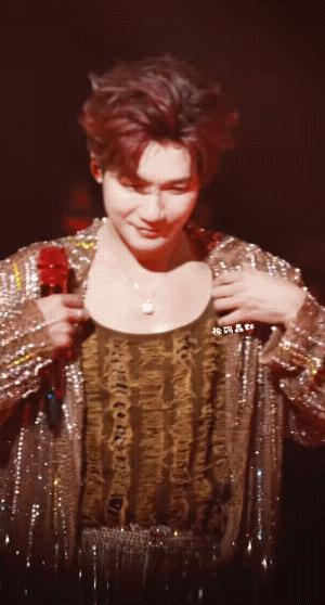 陈楚生， 随便撩了一下衣服，
就听一个男粉丝“啊”的喊了巨大一声，
生哥边笑边使