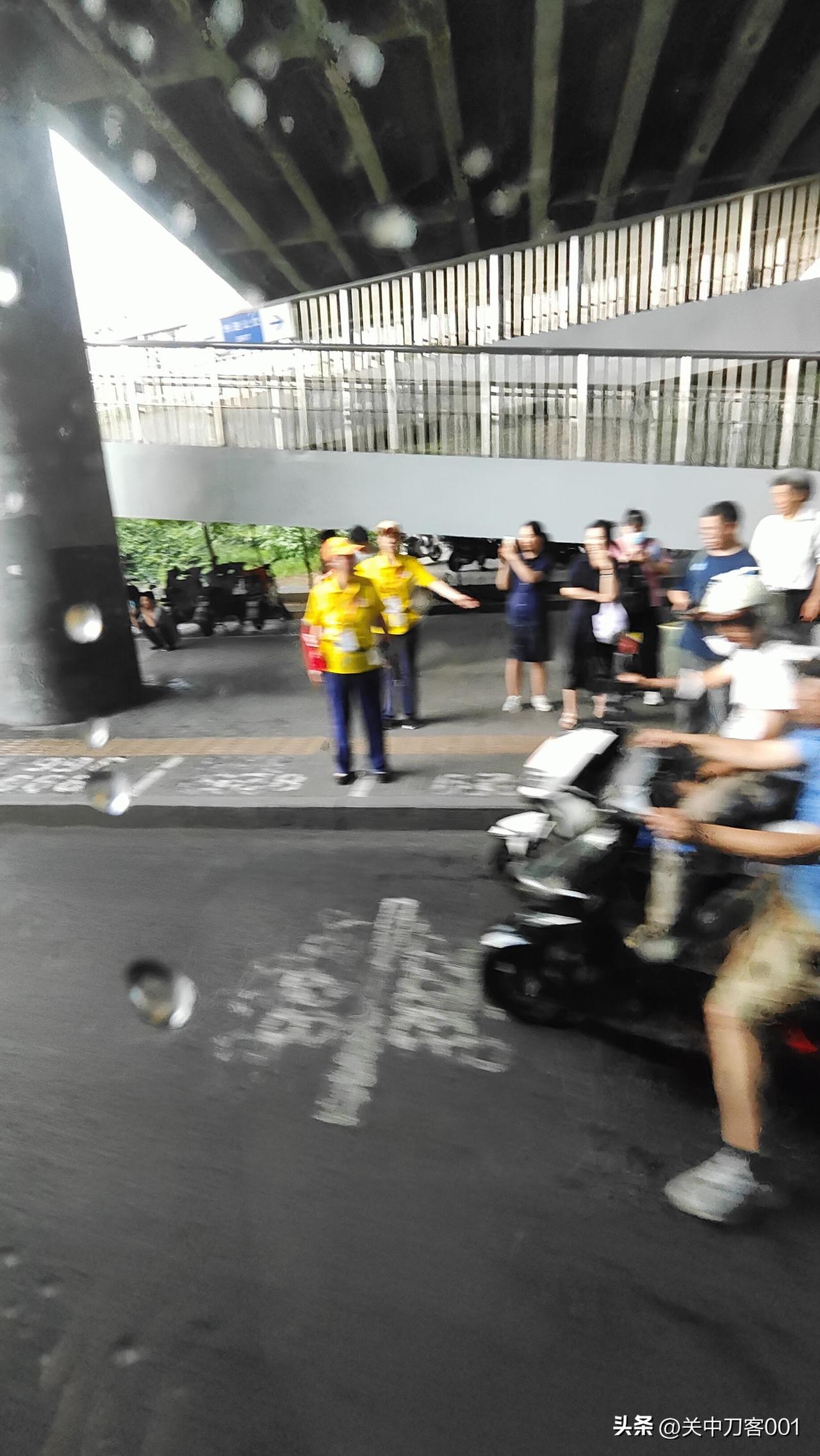 夏日生活打卡季夏日急雨浇天地