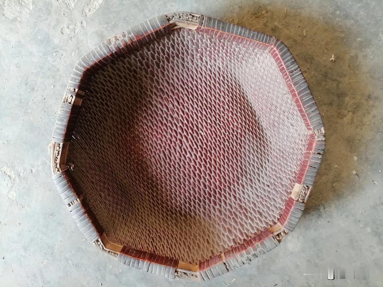 谁还记得这是什么？

这是一件在我家最少四十年的老物件，它有八个边，主体也不知道