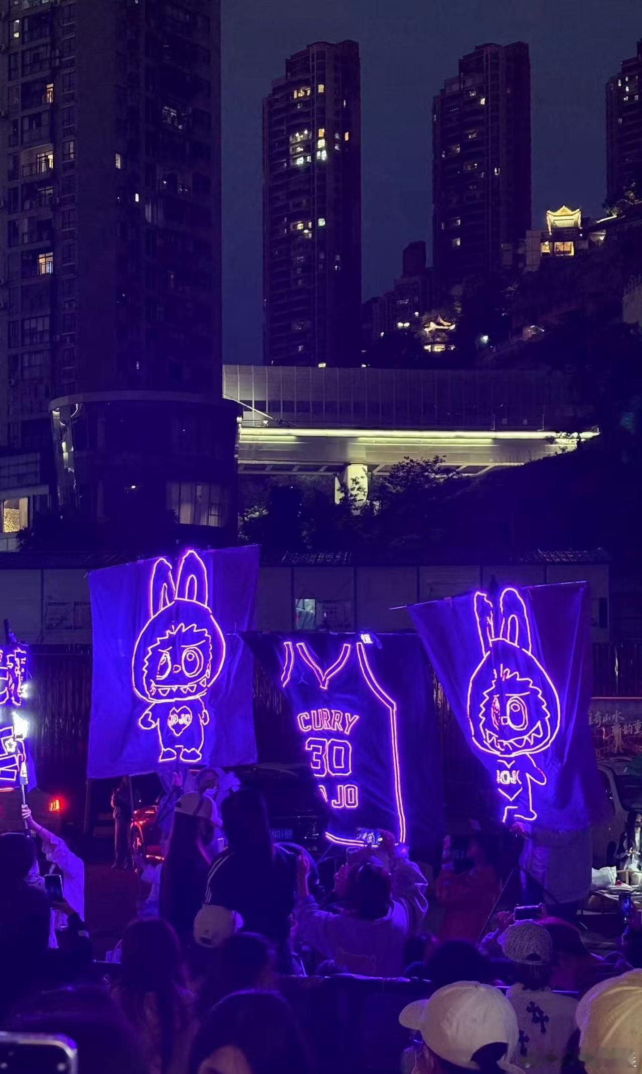 陈奕恒下班紫海 把所有祝福都藏进紫海里，十五岁落幕的这个傍晚，灯海为陈奕恒而亮，