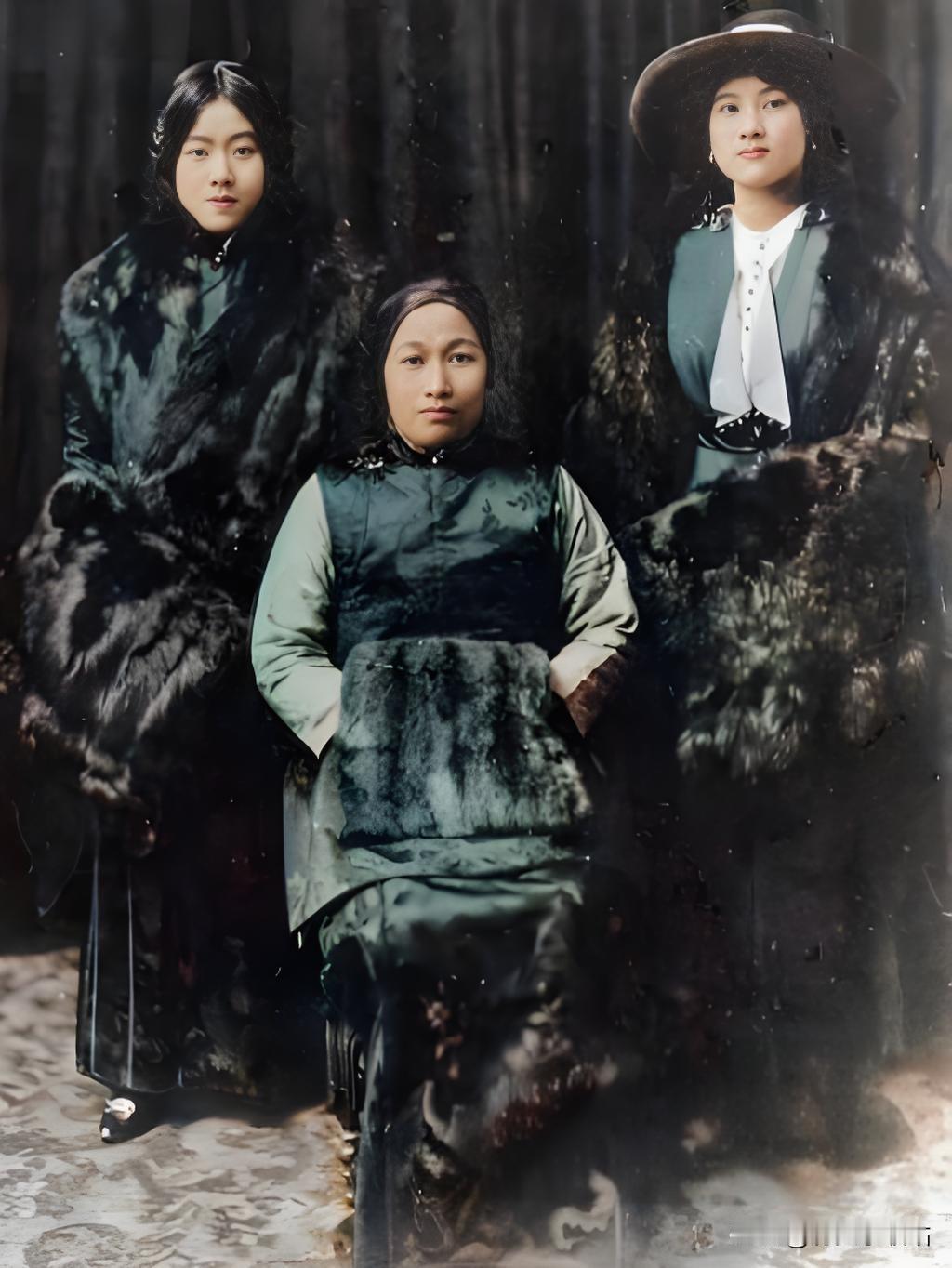 大约1913到1914年，一张珍贵的家庭照片被定格下来。画面中，宋查理夫人倪桂珍