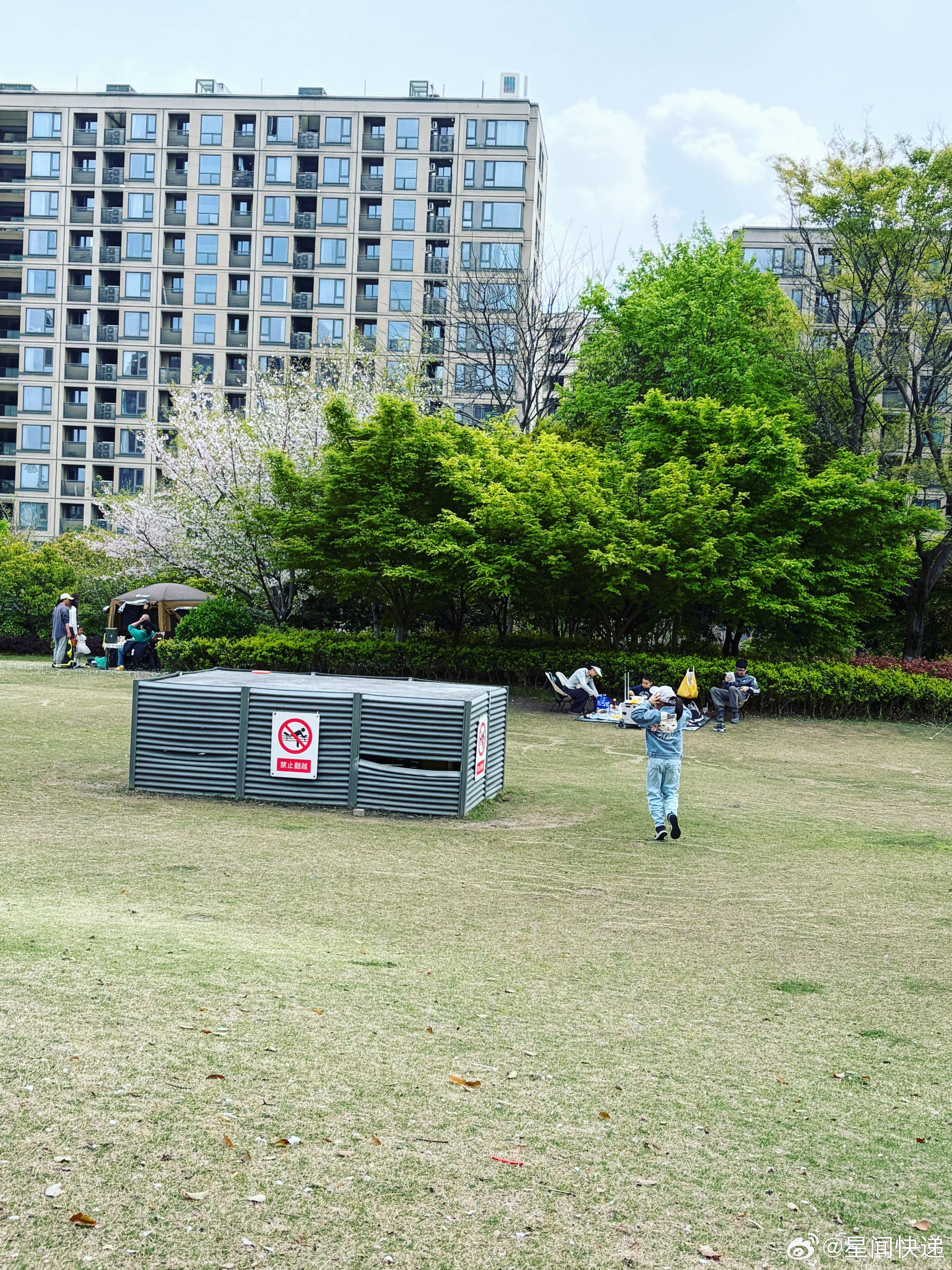 随手拍今天小区大草坪露营的人不多，可能是因为清明，大家都去扫墓了… 杭州·地铁绿