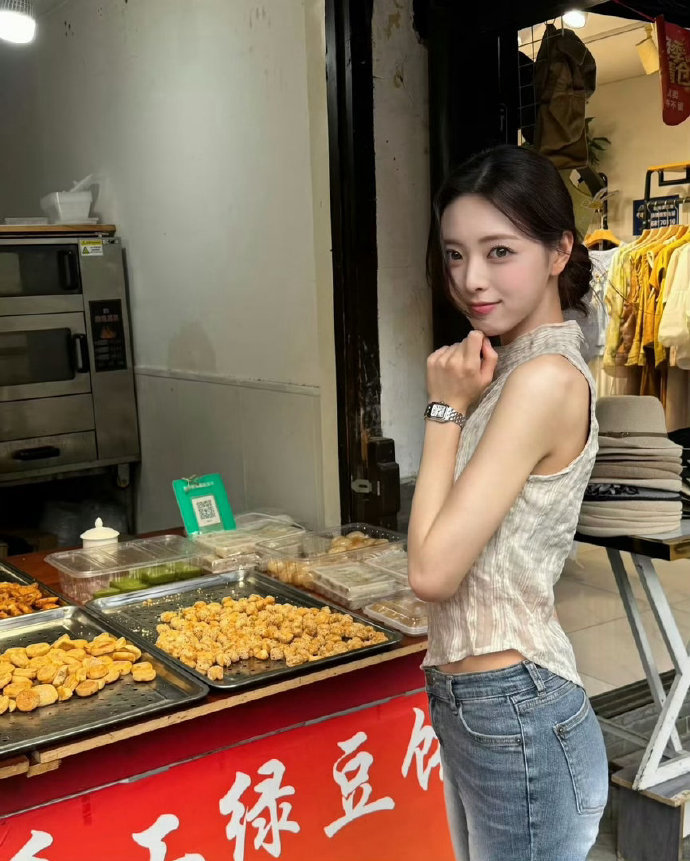 在绿豆饼摊前出片的申有娜申有娜在绿豆饼摊前出片 申有娜在绿豆饼摊前出片 