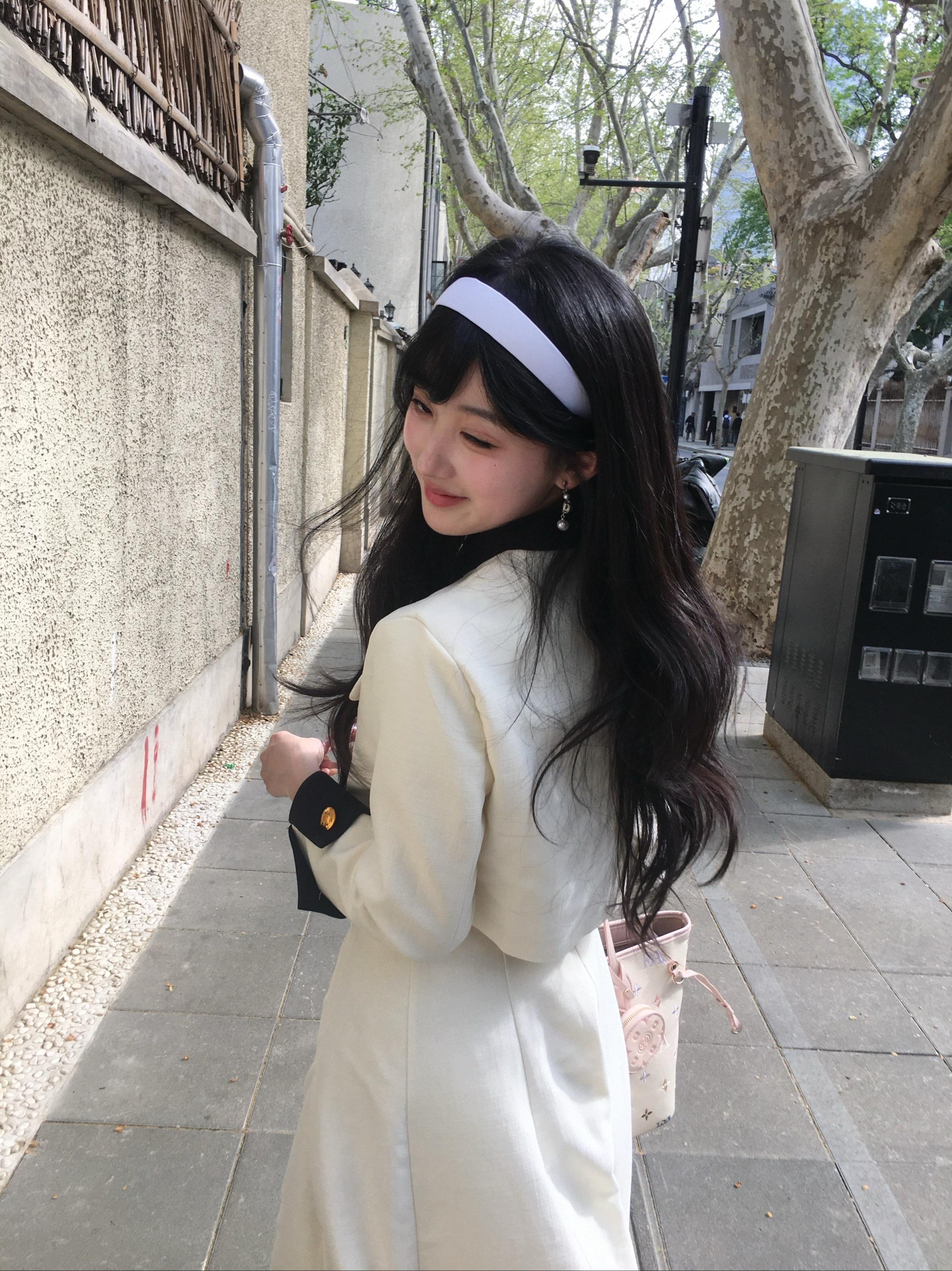 你不必讶异 我的笑她无法代替~