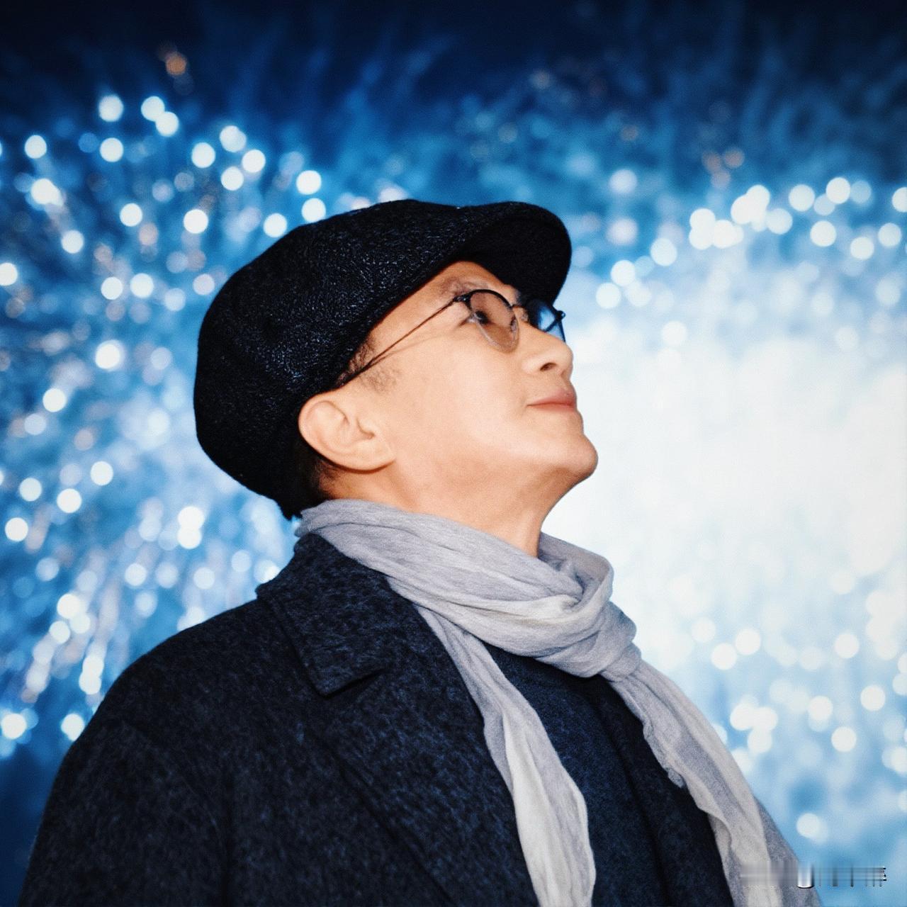 有人说，写头条会上瘾，
我认为大多数人都是如此！
每天忙中偷闲，
甚至瞒着家人和