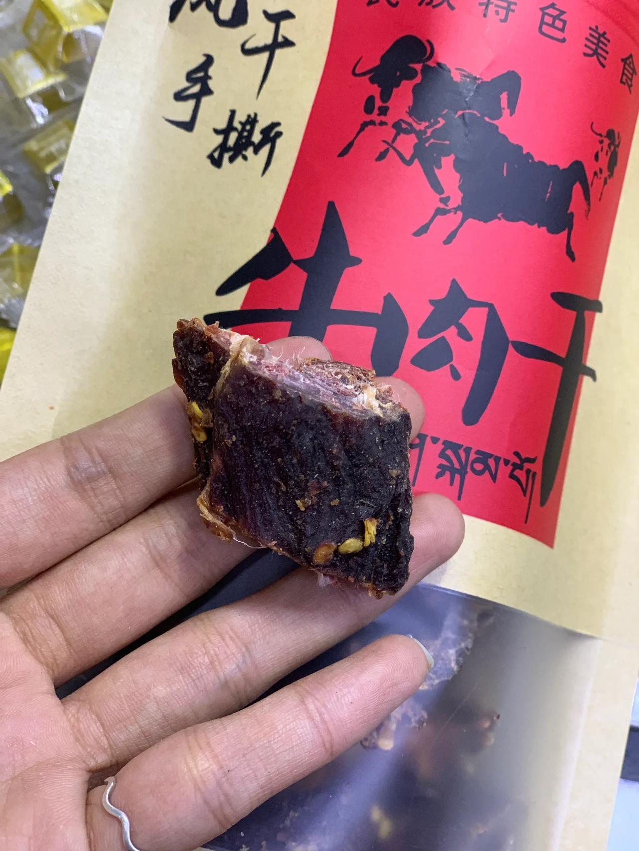 我老公出差外地，带了5斤的牛肉干。
我老公说那个卖家声称这是由纯正牦牛肉制成的，