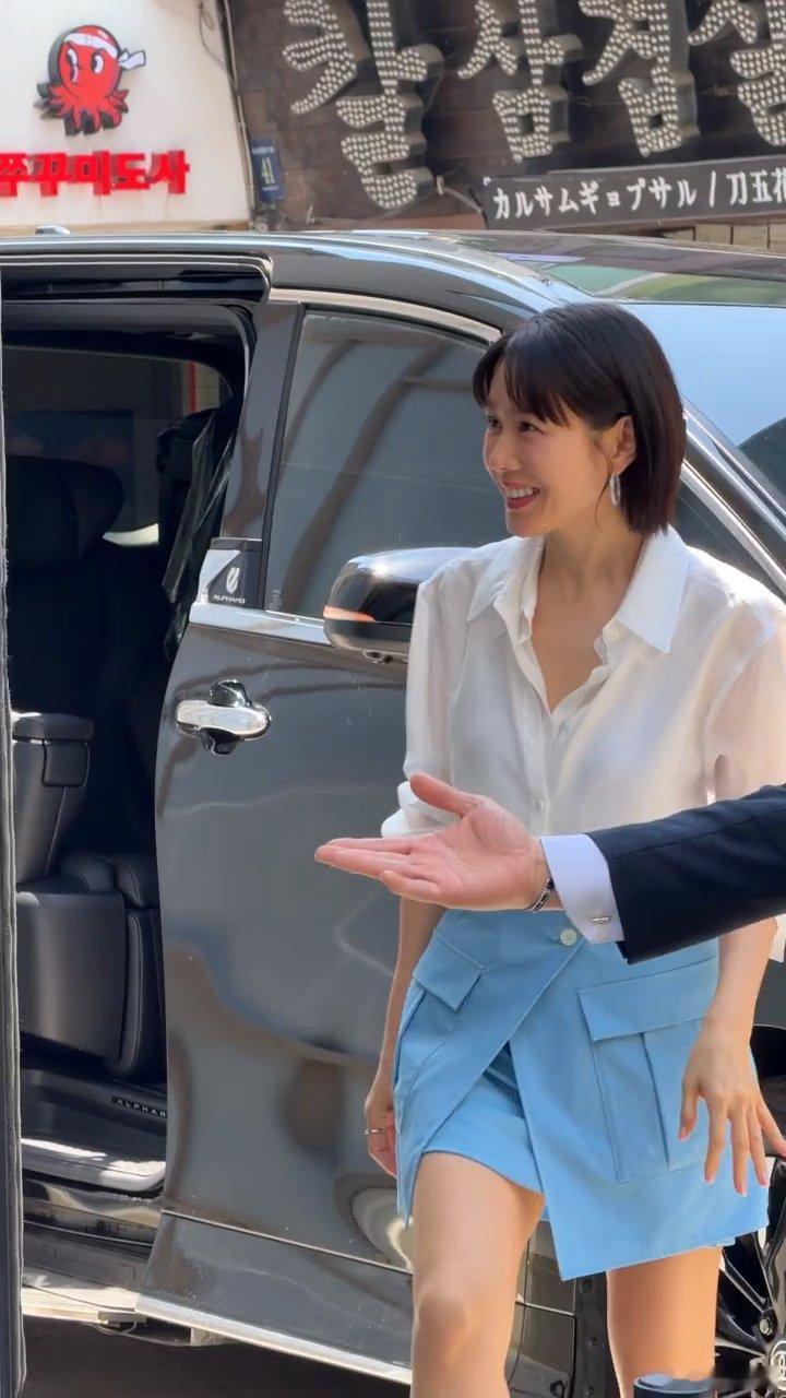 偶遇孙艺珍线下活动孙艺珍短发白衬衫美得一看就很幸福！ 