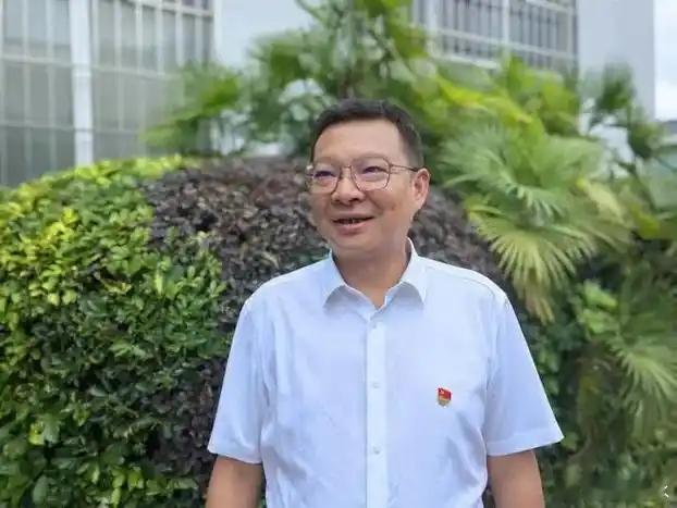一个中学校长的开学致辞冲上热搜，为什么？近日，云南省文山州砚山县民族中学校长金成