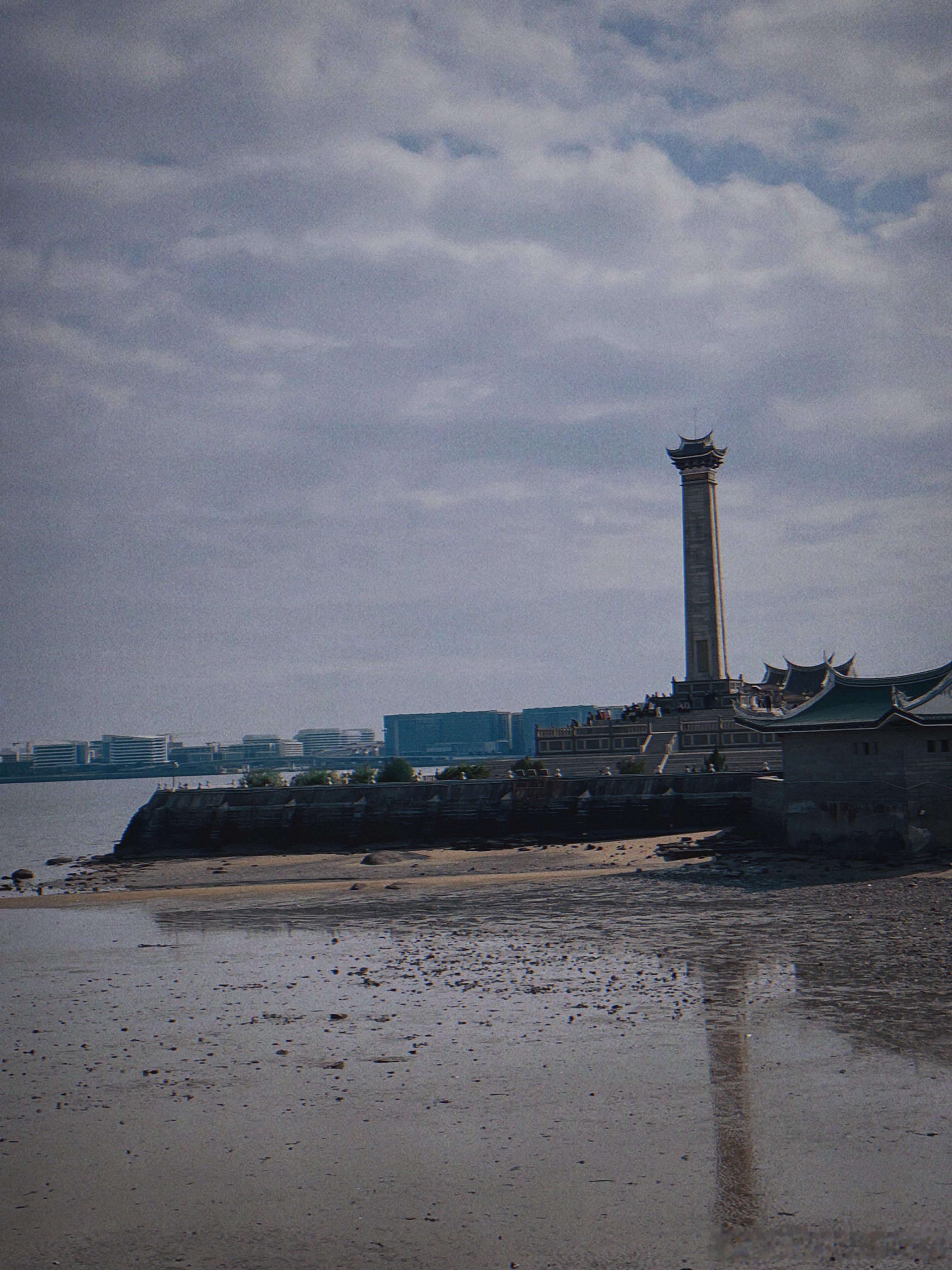 海也看了，海边也爆走了。海风很大吹得我披头散发。太阳又晒照得我汗流浃背。一种又凉