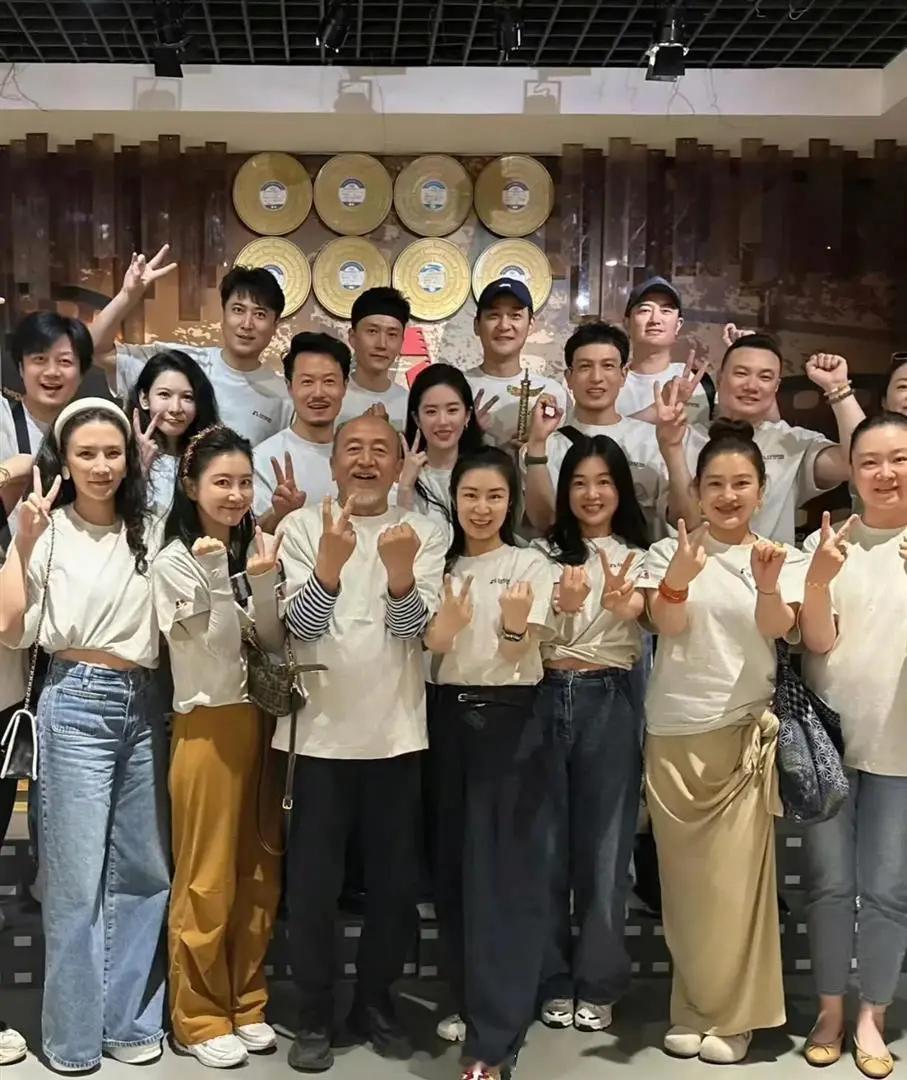 刘亦菲同学大聚会，别人都老了，她还那么年轻，跟吃了防腐剂似的 